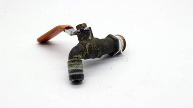 Kırık ve paslı musluk ve beyaz arka plan