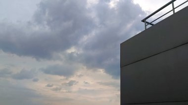 Gökyüzü manzarası ve çatıdan bulutlar