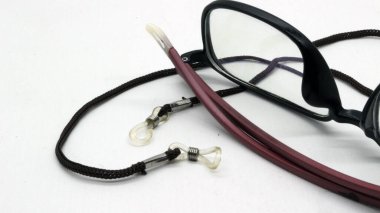 Beyaz arka planda siyah gözlüklü kahverengi gözlükler..