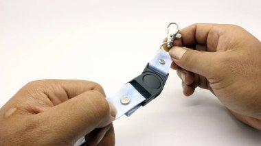 Boyun halatı beyaz arka planda bir yetişkinin eliyle tutulur.