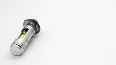 Beyaz arka planda kırık motosiklet ampulü