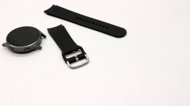 Akıllı saat ve kayış beyaz arkaplanda izole edildi