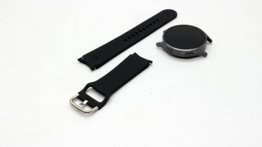 Akıllı saat ve kayış beyaz arkaplanda izole edildi