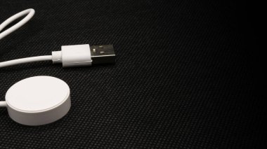 Akıllı saat için USB şarj kablosu siyah arkaplanda izole