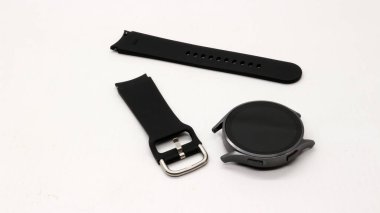 Akıllı saat ve kayış beyaz arkaplanda izole edildi