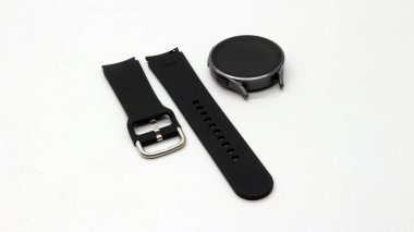 Akıllı saat ve kayış beyaz arkaplanda izole edildi