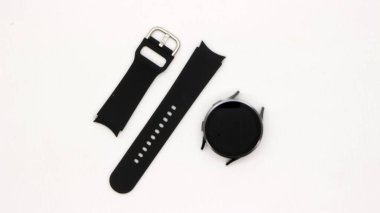Akıllı saat ve kayış beyaz arkaplanda izole edildi