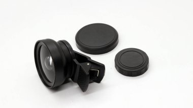 Beyaz arkaplanda izole edilmiş akıllı bir telefon için erişilebilir kamera lensi