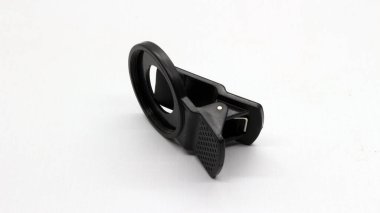 İzole edilmiş cep telefonu ek lens mengenesi beyaz arkaplanda