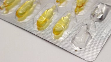 Beyaz arka planda izole edilmiş şeritteki vitamin ilaçları