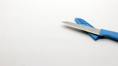 Beyaz arka planda kapalı mavi bıçak