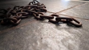 Yerdeki paslı demir zinciri kapat.