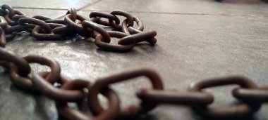 Yerdeki paslı demir zinciri kapat.