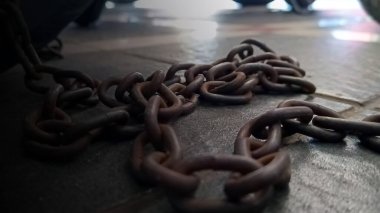 Yerdeki paslı demir zinciri kapat.