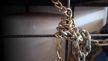 Çitteki paslı demir zinciri kapat.
