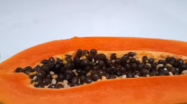 Beyaz arka planda izole edilmiş taze Papaya 'ya yakın çekim