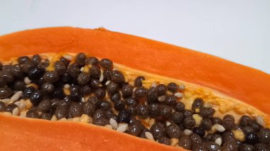 Beyaz arka planda izole edilmiş taze Papaya 'ya yakın çekim