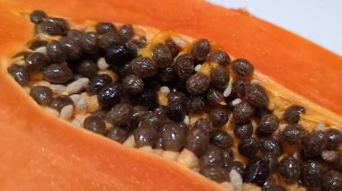 Beyaz arka planda izole edilmiş taze Papaya 'ya yakın çekim