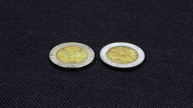 Eski Endonezya 1000 rupia madeni parası siyah arka planda izole edilmiş.