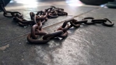 Yerdeki paslı demir zinciri kapat.