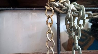 Çitteki paslı demir zinciri kapat.