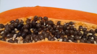 Beyaz arka planda izole edilmiş taze Papaya 'ya yakın çekim