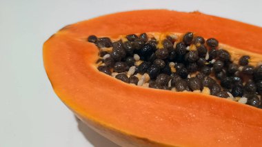 Beyaz arka planda izole edilmiş taze Papaya 'ya yakın çekim