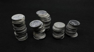 Siyah arkaplanda izole edilmiş Endonezya paraları yığını