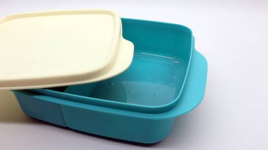 Beyaz arka plan üzerinde izole mavi plastik beslenme çantası