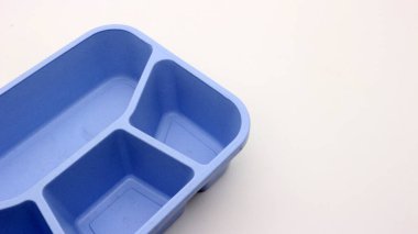 Beyaz arka plan üzerinde izole mavi plastik beslenme çantası