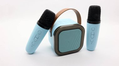 Mavi kablosuz bluetooth mikrofon ve mini hoparlör taşınabilir.