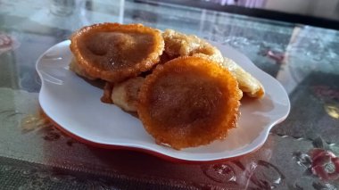 Geleneksel Endonezya kek guguk kuşu pirinç unu ve palmiye şekerinden yapılmış bir tabakta ve sonra kızarmış.