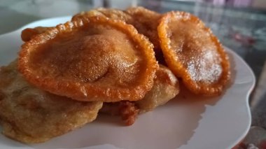 Geleneksel Endonezya kek guguk kuşu pirinç unu ve palmiye şekerinden yapılmış bir tabakta ve sonra kızarmış.