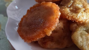 Geleneksel Endonezya kek guguk kuşu pirinç unu ve palmiye şekerinden yapılmış bir tabakta ve sonra kızarmış.