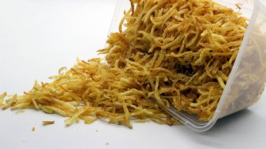 İnce dilimlenmiş patates, baharatlı baharatla kızartılmış ya da genellikle hardal patatesi olarak adlandırılan geleneksel Endonezya yemeği.