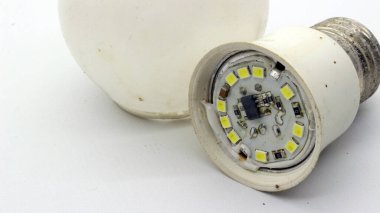 Kırık beyaz ampul beyaz arkaplanda izole edildi