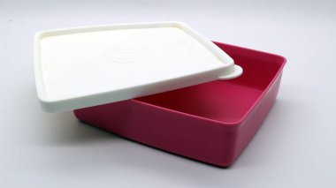 Beyaz arkaplanda izole edilmiş pembe plastik beslenme çantası