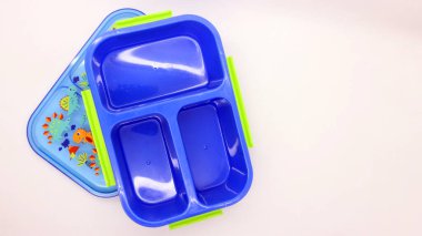 Beyaz arka plan üzerinde izole mavi plastik beslenme çantası