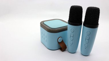 Mavi kablosuz bluetooth mikrofon ve mini hoparlör taşınabilir.