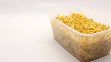 İnce dilimlenmiş patates, baharatlı baharatla kızartılmış ya da genellikle hardal patatesi olarak adlandırılan geleneksel Endonezya yemeği.