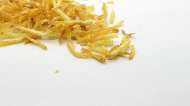 İnce dilimlenmiş patates, baharatlı baharatla kızartılmış ya da genellikle hardal patatesi olarak adlandırılan geleneksel Endonezya yemeği.