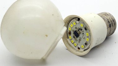 Kırık beyaz ampul beyaz arkaplanda izole edildi