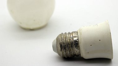 Kırık beyaz ampul beyaz arkaplanda izole edildi