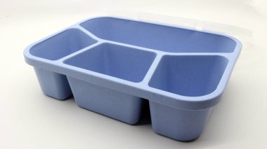 Beyaz arka plan üzerinde izole mavi plastik beslenme çantası