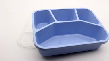 Beyaz arka plan üzerinde izole mavi plastik beslenme çantası