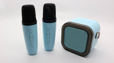 Mavi kablosuz bluetooth mikrofon ve mini hoparlör taşınabilir.