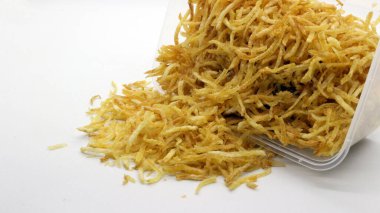 İnce dilimlenmiş patates, baharatlı baharatla kızartılmış ya da genellikle hardal patatesi olarak adlandırılan geleneksel Endonezya yemeği.