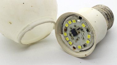 Kırık beyaz ampul beyaz arkaplanda izole edildi