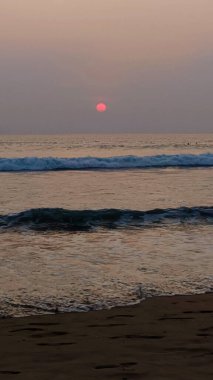 Seminyak sahilinde kumlu güzel günbatımı manzarası