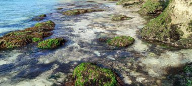 Endonezya 'da büyük kayalarla suluban sahilinin güzel manzarası